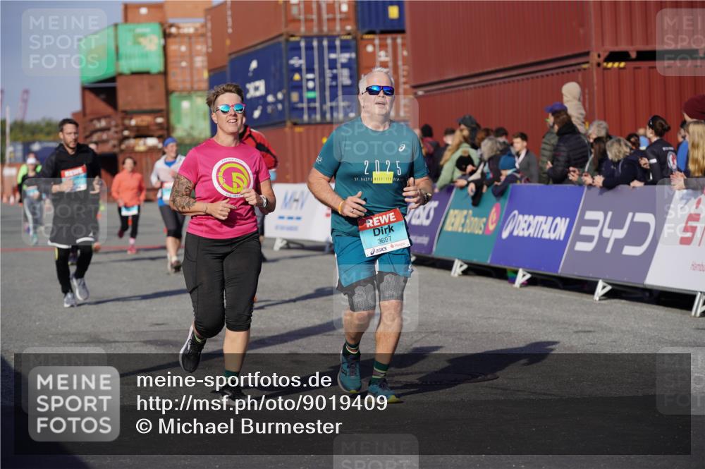 03.10.2025 - Köhlbrandbrückenlauf Michael Burmester http://msf.ph/oto/9019409 03.10.2025 10:20:05 Ziel 1576, 1737, 1746, 2018, 2055, 2854, 2855, 3407, 3417, 3697, 3840 meine-sportfotos.de