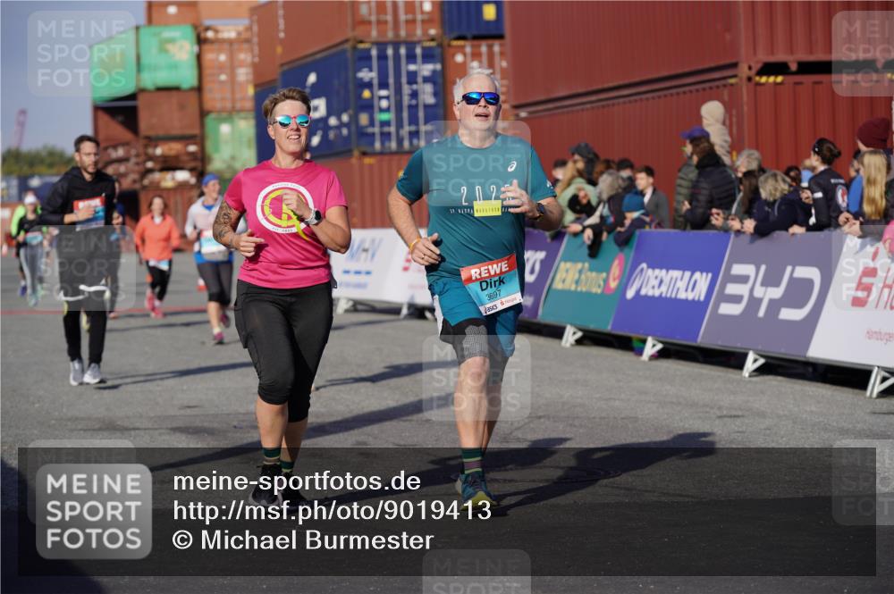 03.10.2025 - Köhlbrandbrückenlauf Michael Burmester http://msf.ph/oto/9019413 03.10.2025 10:20:06 Ziel 1576, 1737, 1746, 2018, 2055, 2854, 2855, 2916, 2918, 3407, 3417, 3697, 3840 meine-sportfotos.de