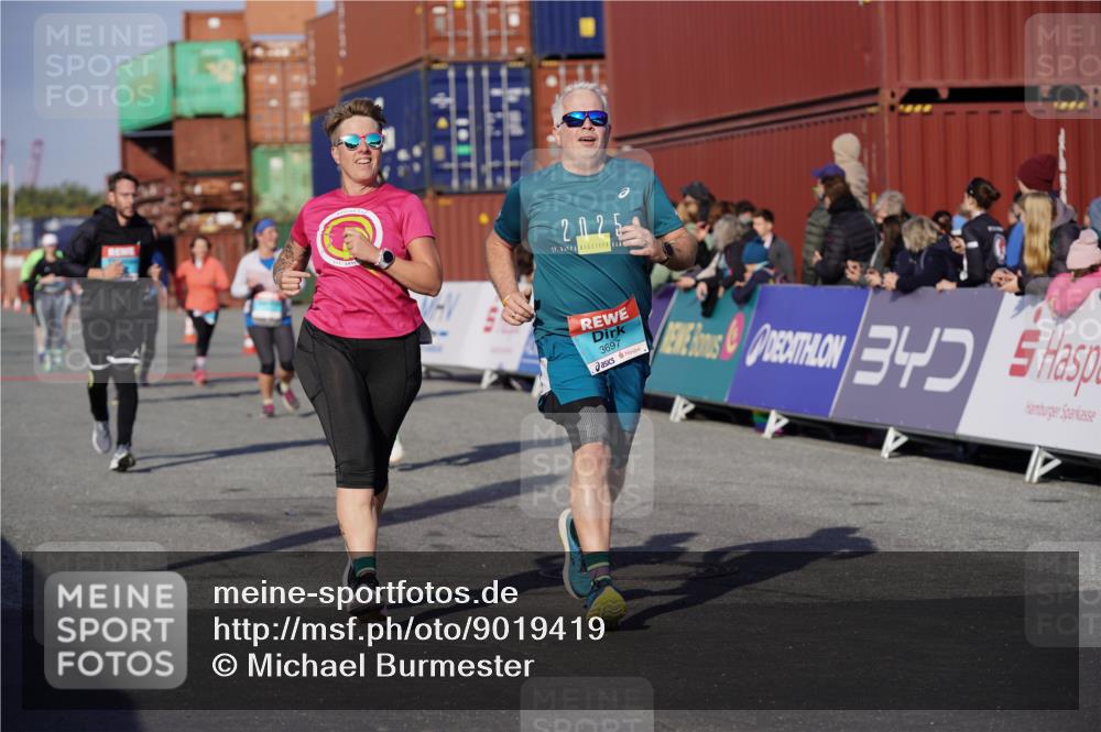 03.10.2025 - Köhlbrandbrückenlauf Michael Burmester http://msf.ph/oto/9019419 03.10.2025 10:20:06 Ziel 1576, 1737, 1746, 2018, 2055, 2854, 2855, 2916, 2918, 3407, 3417, 3697, 3840 meine-sportfotos.de