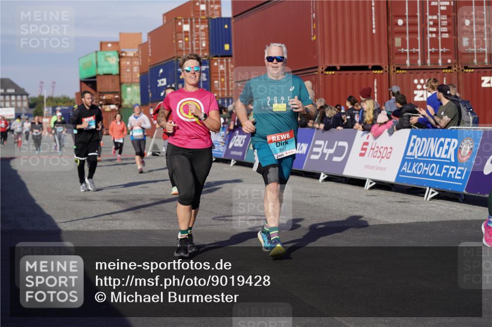 03.10.2025 - Köhlbrandbrückenlauf Michael Burmester http://msf.ph/oto/9019428 03.10.2025 10:20:06 Ziel 1576, 1737, 1746, 2018, 2055, 2854, 2855, 2916, 2918, 3407, 3417, 3697, 3840 meine-sportfotos.de