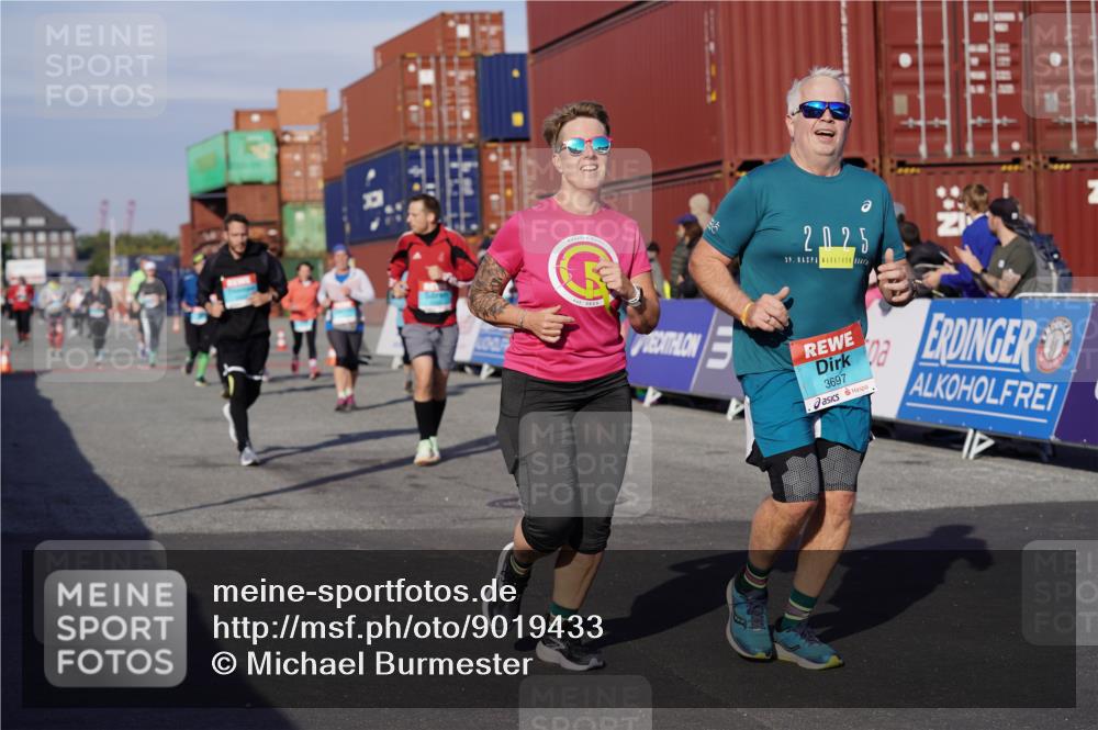 03.10.2025 - Köhlbrandbrückenlauf Michael Burmester http://msf.ph/oto/9019433 03.10.2025 10:20:07 Ziel 1576, 1737, 1746, 2018, 2055, 2854, 2855, 2916, 2918, 3407, 3417, 3697, 3840 meine-sportfotos.de