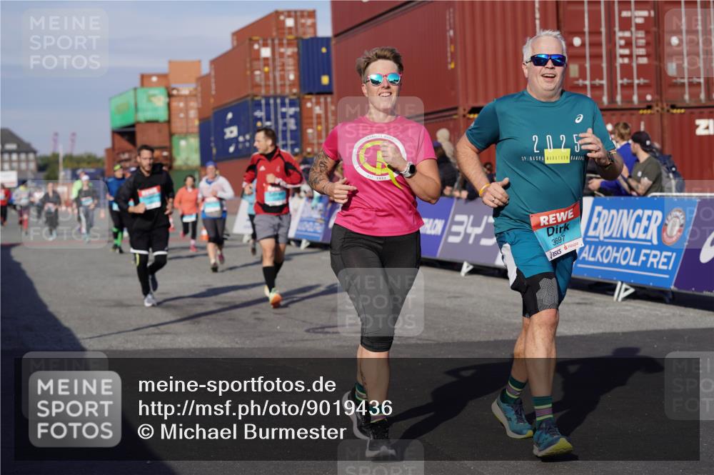 03.10.2025 - Köhlbrandbrückenlauf Michael Burmester http://msf.ph/oto/9019436 03.10.2025 10:20:07 Ziel 1576, 1737, 1746, 2018, 2055, 2854, 2855, 2916, 2918, 3407, 3417, 3697, 3840 meine-sportfotos.de