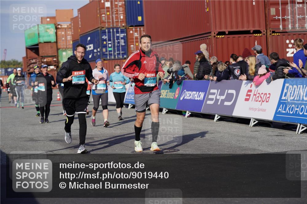 03.10.2025 - Köhlbrandbrückenlauf Michael Burmester http://msf.ph/oto/9019440 03.10.2025 10:20:08 Ziel 1576, 1737, 1746, 2018, 2055, 2854, 2855, 2916, 2918, 3382, 3417, 3697 meine-sportfotos.de