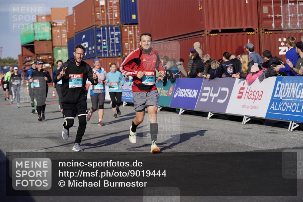 03.10.2025 - Köhlbrandbrückenlauf Michael Burmester http://msf.ph/oto/9019444 03.10.2025 10:20:08 Ziel 1576, 1737, 1746, 2018, 2055, 2854, 2855, 2916, 2918, 3382, 3417, 3697 meine-sportfotos.de
