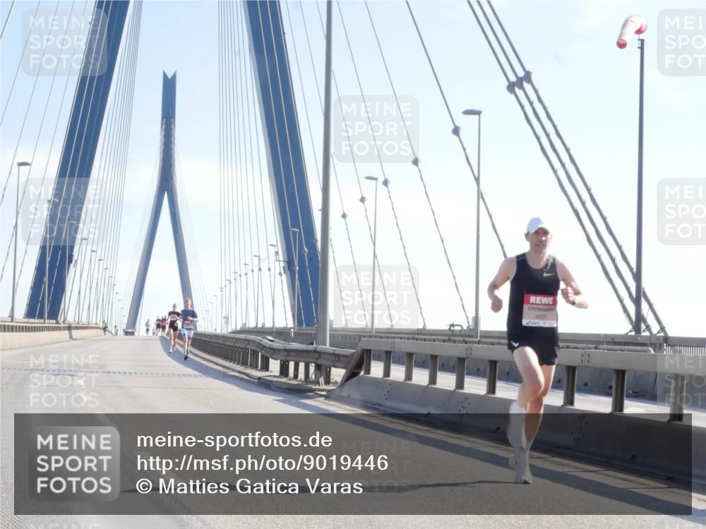 03.10.2025 - Köhlbrandbrückenlauf Matties Gatica Varas http://msf.ph/oto/9019446 03.10.2025 12:18:23 Position 1 4027 meine-sportfotos.de