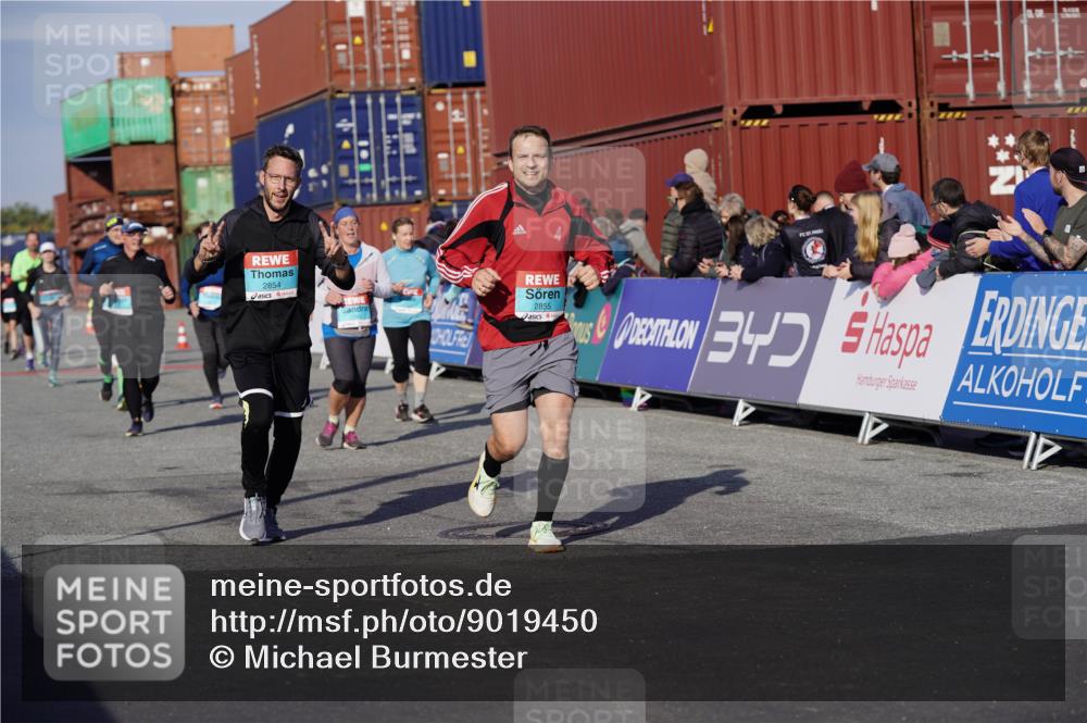 03.10.2025 - Köhlbrandbrückenlauf Michael Burmester http://msf.ph/oto/9019450 03.10.2025 10:20:08 Ziel 1576, 1737, 1746, 2018, 2055, 2854, 2855, 2916, 2918, 3382, 3417, 3697 meine-sportfotos.de