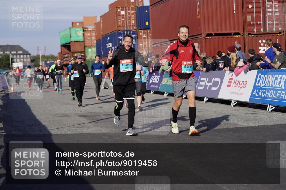 03.10.2025 - Köhlbrandbrückenlauf Michael Burmester http://msf.ph/oto/9019458 03.10.2025 10:20:09 Ziel 1576, 1698, 1737, 1746, 2018, 2055, 2854, 2855, 2916, 2918, 3382, 3417, 3697 meine-sportfotos.de