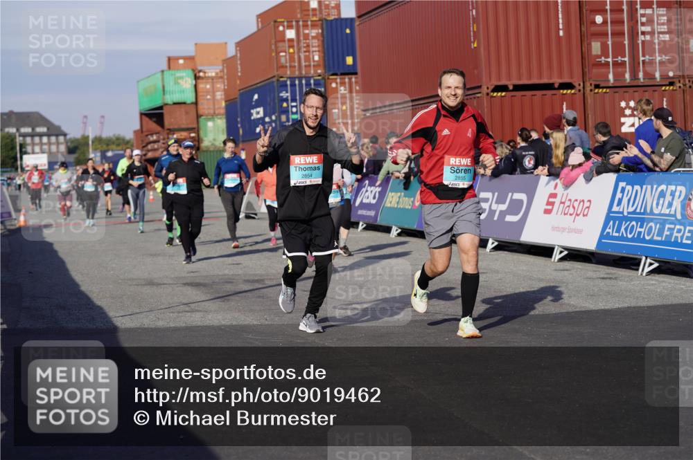 03.10.2025 - Köhlbrandbrückenlauf Michael Burmester http://msf.ph/oto/9019462 03.10.2025 10:20:09 Ziel 1576, 1698, 1737, 1746, 2018, 2055, 2854, 2855, 2916, 2918, 3382, 3417, 3697 meine-sportfotos.de
