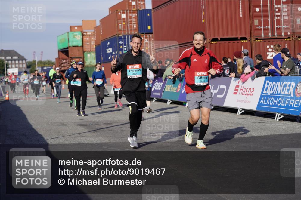 03.10.2025 - Köhlbrandbrückenlauf Michael Burmester http://msf.ph/oto/9019467 03.10.2025 10:20:09 Ziel 1576, 1698, 1737, 1746, 2018, 2055, 2854, 2855, 2916, 2918, 3382, 3417, 3697 meine-sportfotos.de