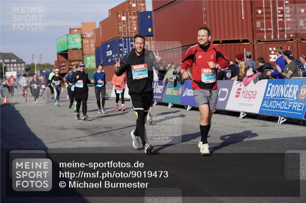 03.10.2025 - Köhlbrandbrückenlauf Michael Burmester http://msf.ph/oto/9019473 03.10.2025 10:20:09 Ziel 1576, 1698, 1737, 1746, 2018, 2055, 2854, 2855, 2916, 2918, 3382, 3417, 3697 meine-sportfotos.de
