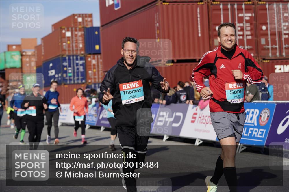 03.10.2025 - Köhlbrandbrückenlauf Michael Burmester http://msf.ph/oto/9019484 03.10.2025 10:20:10 Ziel 1576, 1698, 1737, 1746, 2018, 2055, 2854, 2855, 2916, 2917, 2918, 2919, 3382, 3417, 3697 meine-sportfotos.de