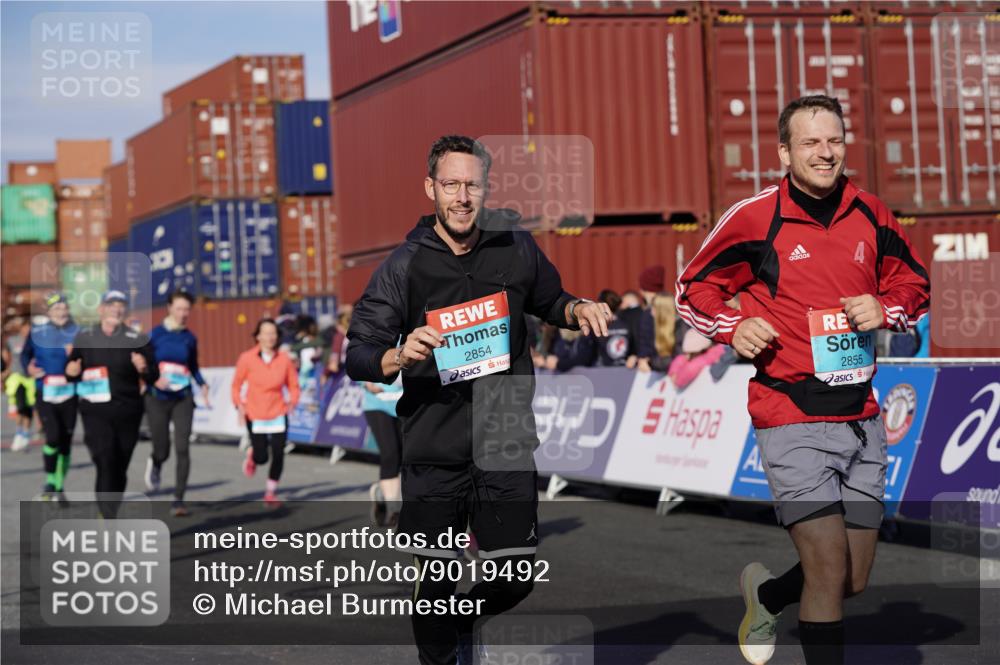 03.10.2025 - Köhlbrandbrückenlauf Michael Burmester http://msf.ph/oto/9019492 03.10.2025 10:20:10 Ziel 1576, 1698, 1737, 1746, 2018, 2055, 2854, 2855, 2916, 2917, 2918, 2919, 3382, 3417, 3697 meine-sportfotos.de