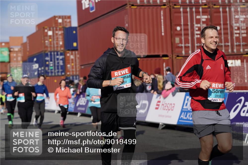 03.10.2025 - Köhlbrandbrückenlauf Michael Burmester http://msf.ph/oto/9019499 03.10.2025 10:20:10 Ziel 1576, 1698, 1737, 1746, 2018, 2055, 2854, 2855, 2916, 2917, 2918, 2919, 3382, 3417, 3697 meine-sportfotos.de