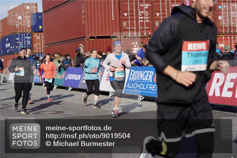 03.10.2025 - Köhlbrandbrückenlauf Michael Burmester http://msf.ph/oto/9019504 03.10.2025 10:20:11 Ziel 1576, 1692, 1698, 1737, 1746, 2018, 2055, 2854, 2855, 2916, 2917, 2918, 2919, 3382, 3417, 3697 meine-sportfotos.de