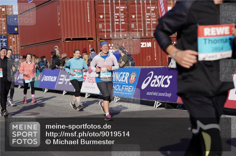 03.10.2025 - Köhlbrandbrückenlauf Michael Burmester http://msf.ph/oto/9019514 03.10.2025 10:20:11 Ziel 1576, 1692, 1698, 1737, 1746, 2018, 2055, 2854, 2855, 2916, 2917, 2918, 2919, 3382, 3417, 3697 meine-sportfotos.de