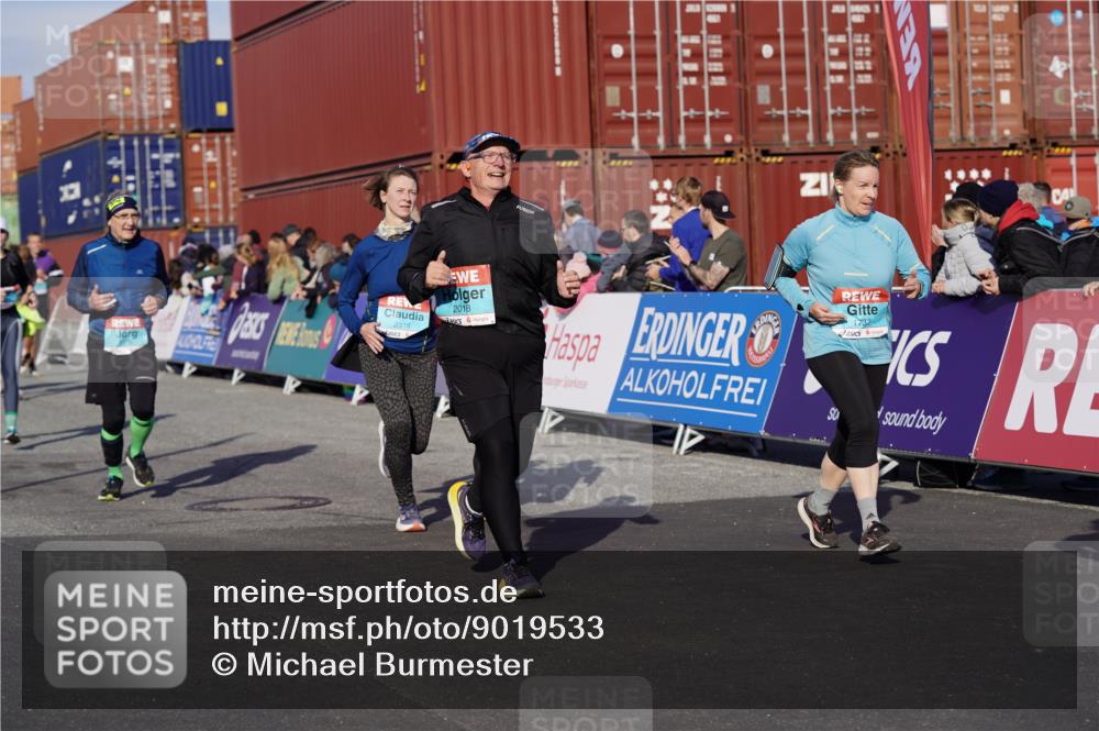 03.10.2025 - Köhlbrandbrückenlauf Michael Burmester http://msf.ph/oto/9019533 03.10.2025 10:20:12 Ziel 1576, 1615, 1692, 1698, 1737, 1746, 2018, 2854, 2855, 2916, 2917, 2918, 2919, 3382, 3430 meine-sportfotos.de