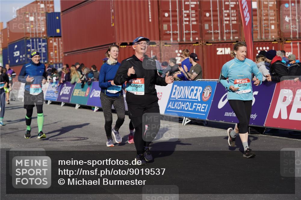 03.10.2025 - Köhlbrandbrückenlauf Michael Burmester http://msf.ph/oto/9019537 03.10.2025 10:20:13 Ziel 1576, 1615, 1692, 1698, 1737, 1746, 2018, 2854, 2855, 2916, 2917, 2918, 2919, 3382, 3430, 3635 meine-sportfotos.de