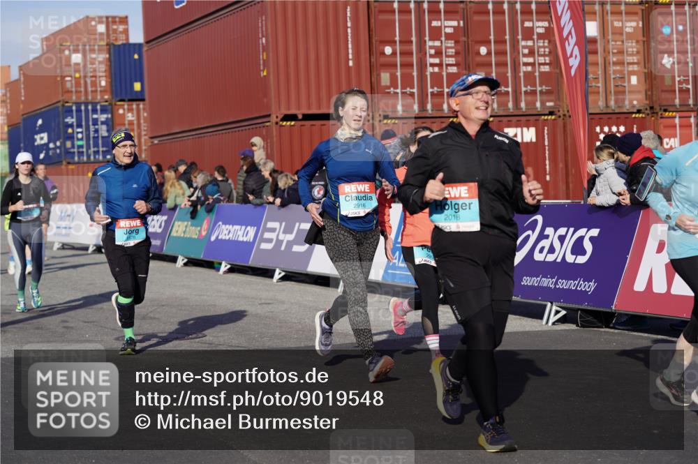 03.10.2025 - Köhlbrandbrückenlauf Michael Burmester http://msf.ph/oto/9019548 03.10.2025 10:20:13 Ziel 1576, 1615, 1692, 1698, 1737, 1746, 2018, 2854, 2855, 2916, 2917, 2918, 2919, 3382, 3430, 3635 meine-sportfotos.de