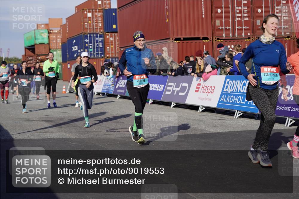 03.10.2025 - Köhlbrandbrückenlauf Michael Burmester http://msf.ph/oto/9019553 03.10.2025 10:20:14 Ziel 1576, 1615, 1692, 1698, 1737, 1746, 2018, 2916, 2917, 2918, 2919, 3382, 3430, 3635 meine-sportfotos.de