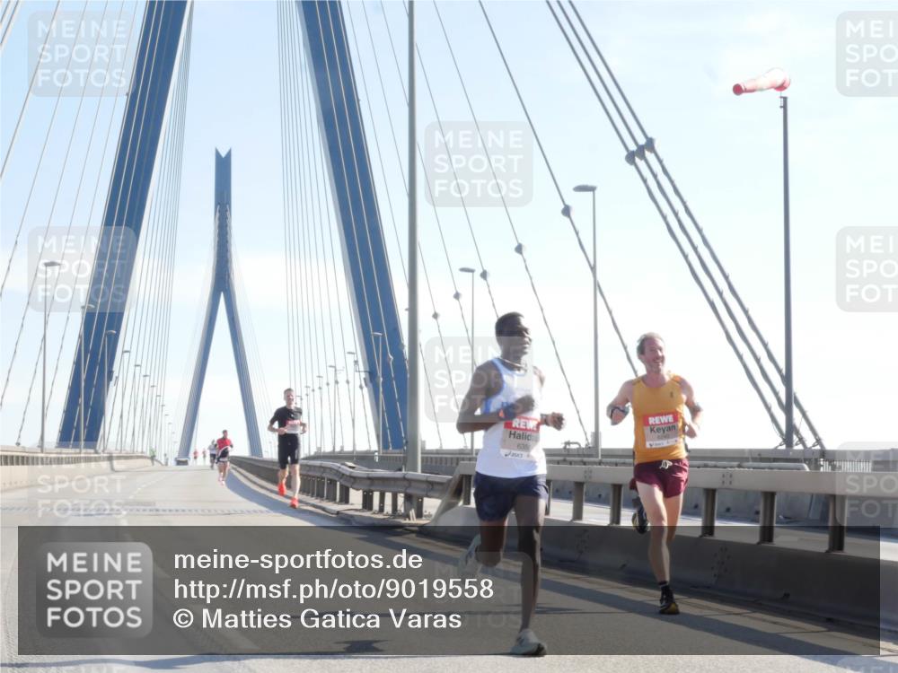 03.10.2025 - Köhlbrandbrückenlauf Matties Gatica Varas http://msf.ph/oto/9019558 03.10.2025 12:18:52 Position 1 6359 meine-sportfotos.de