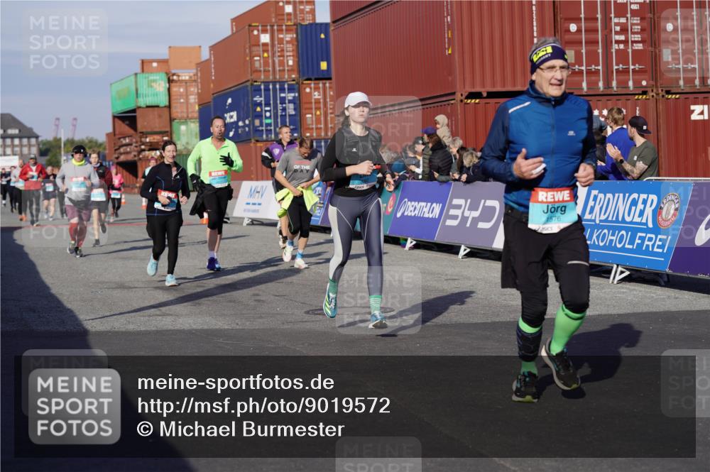 03.10.2025 - Köhlbrandbrückenlauf Michael Burmester http://msf.ph/oto/9019572 03.10.2025 10:20:15 Ziel 1576, 1615, 1692, 1698, 1737, 1746, 1911, 2018, 2916, 2917, 2918, 2919, 3382, 3430, 3635 meine-sportfotos.de
