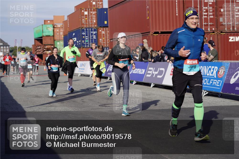 03.10.2025 - Köhlbrandbrückenlauf Michael Burmester http://msf.ph/oto/9019578 03.10.2025 10:20:15 Ziel 1576, 1615, 1692, 1698, 1737, 1746, 1911, 2018, 2916, 2917, 2918, 2919, 3382, 3430, 3635 meine-sportfotos.de