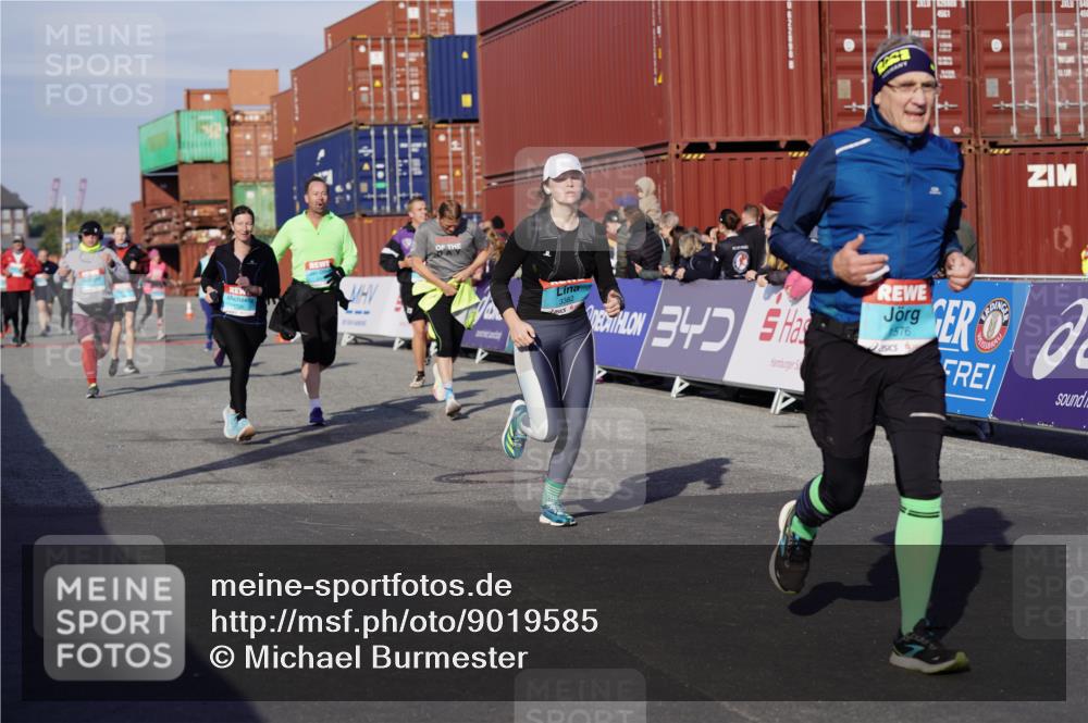 03.10.2025 - Köhlbrandbrückenlauf Michael Burmester http://msf.ph/oto/9019585 03.10.2025 10:20:15 Ziel 1576, 1615, 1692, 1698, 1737, 1746, 1911, 2018, 2916, 2917, 2918, 2919, 3382, 3430, 3635 meine-sportfotos.de