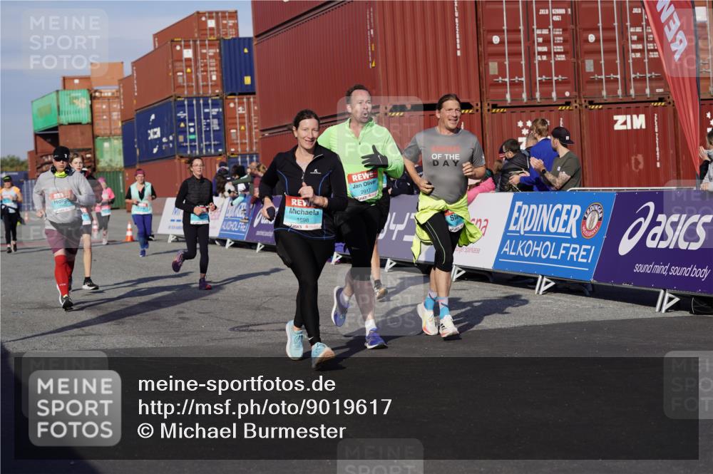 03.10.2025 - Köhlbrandbrückenlauf Michael Burmester http://msf.ph/oto/9019617 03.10.2025 10:20:17 Ziel 1538, 1576, 1615, 1650, 1651, 1692, 1698, 1911, 1912, 2916, 2917, 2918, 2919, 3382, 3430, 3635 meine-sportfotos.de
