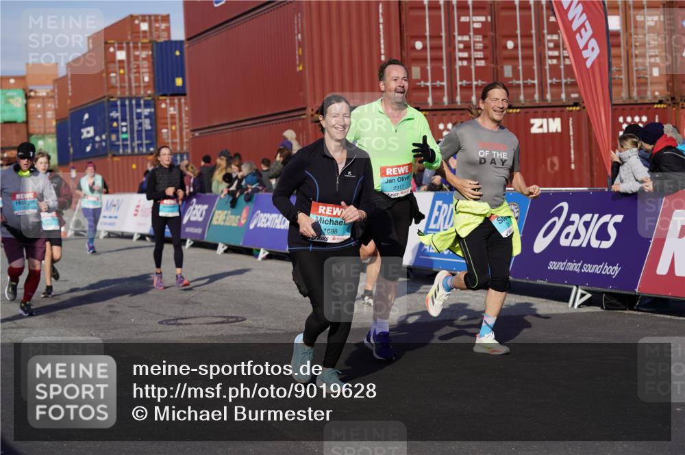 03.10.2025 - Köhlbrandbrückenlauf Michael Burmester http://msf.ph/oto/9019628 03.10.2025 10:20:18 Ziel 1538, 1615, 1650, 1651, 1692, 1698, 1804, 1911, 1912, 2424, 2916, 2917, 2918, 2919, 3382, 3430, 3635 meine-sportfotos.de
