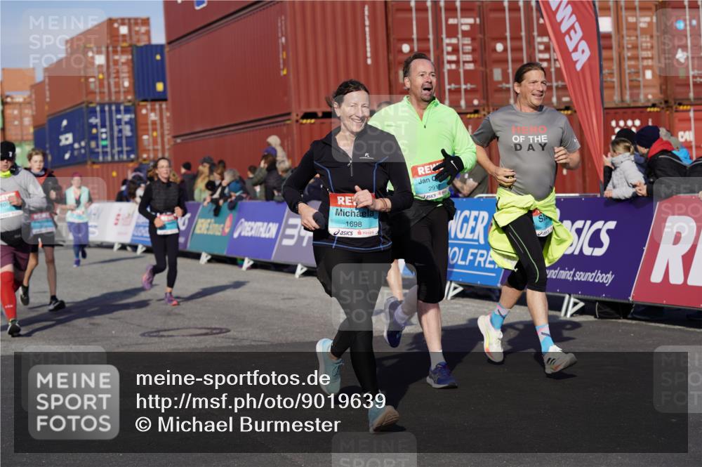 03.10.2025 - Köhlbrandbrückenlauf Michael Burmester http://msf.ph/oto/9019639 03.10.2025 10:20:18 Ziel 1538, 1615, 1650, 1651, 1692, 1698, 1804, 1911, 1912, 2424, 2916, 2917, 2918, 2919, 3382, 3430, 3635 meine-sportfotos.de
