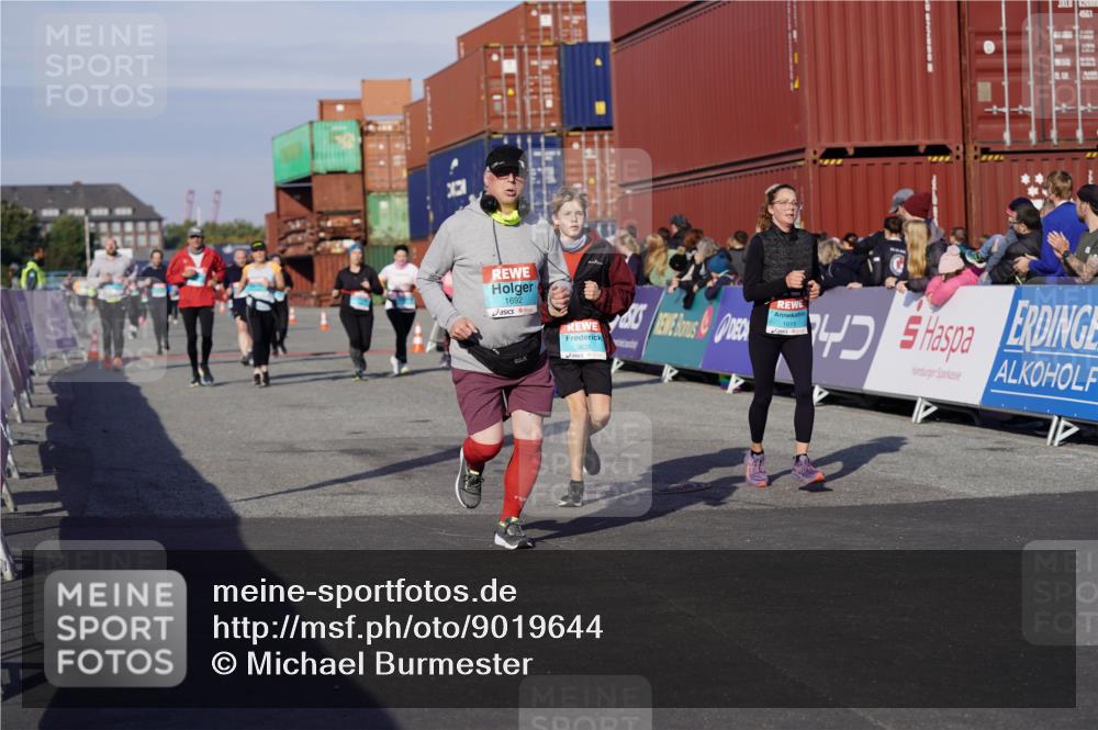 03.10.2025 - Köhlbrandbrückenlauf Michael Burmester http://msf.ph/oto/9019644 03.10.2025 10:20:19 Ziel 1538, 1615, 1650, 1651, 1692, 1698, 1804, 1911, 1912, 2424, 2460, 2917, 2919, 3382, 3430, 3635 meine-sportfotos.de