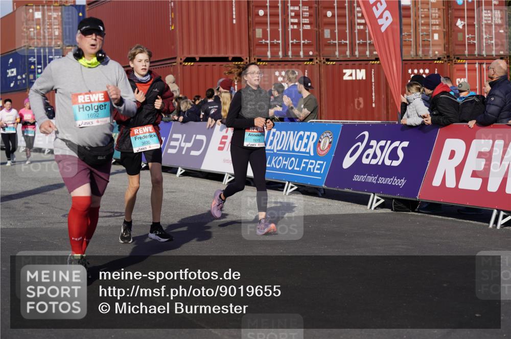 03.10.2025 - Köhlbrandbrückenlauf Michael Burmester http://msf.ph/oto/9019655 03.10.2025 10:20:20 Ziel 1051, 1538, 1615, 1650, 1651, 1692, 1698, 1804, 1911, 1912, 2424, 2460, 2917, 2919, 3382, 3430, 3635 meine-sportfotos.de