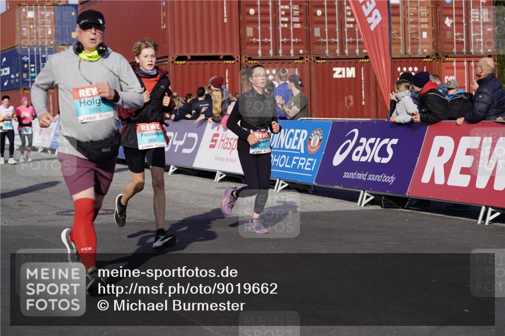 03.10.2025 - Köhlbrandbrückenlauf Michael Burmester http://msf.ph/oto/9019662 03.10.2025 10:20:20 Ziel 1051, 1538, 1615, 1650, 1651, 1692, 1698, 1804, 1911, 1912, 2424, 2460, 2917, 2919, 3382, 3430, 3635 meine-sportfotos.de
