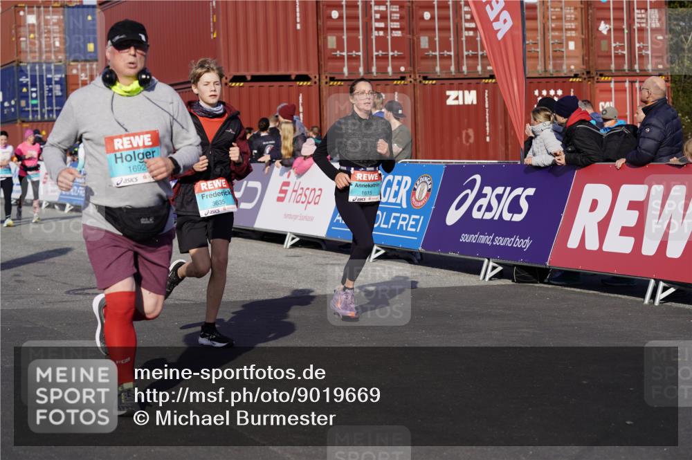 03.10.2025 - Köhlbrandbrückenlauf Michael Burmester http://msf.ph/oto/9019669 03.10.2025 10:20:20 Ziel 1051, 1538, 1615, 1650, 1651, 1692, 1698, 1804, 1911, 1912, 2424, 2460, 2917, 2919, 3382, 3430, 3635 meine-sportfotos.de