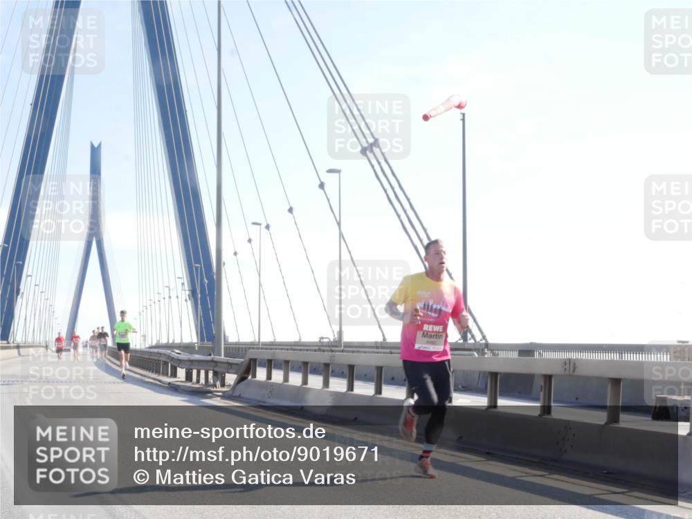 03.10.2025 - Köhlbrandbrückenlauf Matties Gatica Varas http://msf.ph/oto/9019671 03.10.2025 12:19:23 Position 1  meine-sportfotos.de