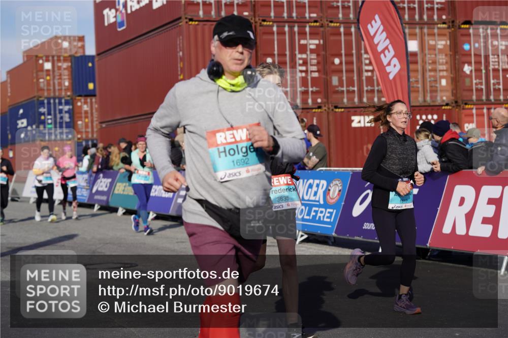 03.10.2025 - Köhlbrandbrückenlauf Michael Burmester http://msf.ph/oto/9019674 03.10.2025 10:20:21 Ziel 1051, 1538, 1615, 1650, 1651, 1692, 1698, 1804, 1911, 1912, 2424, 2460, 2917, 2919, 3430, 3635, 3669 meine-sportfotos.de