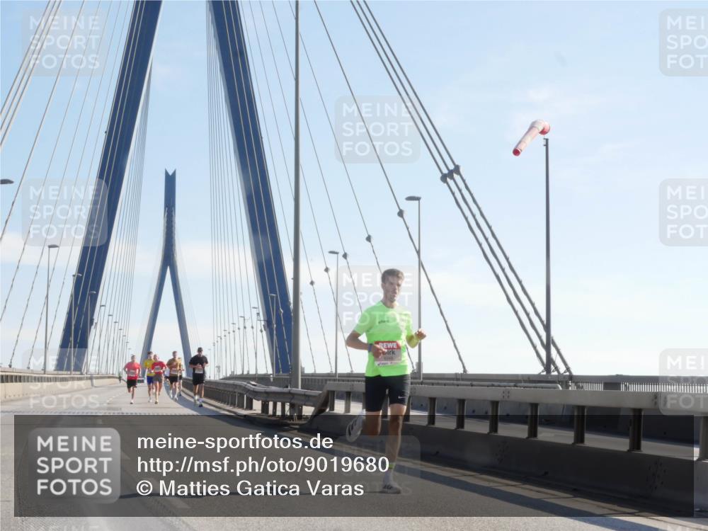 03.10.2025 - Köhlbrandbrückenlauf Matties Gatica Varas http://msf.ph/oto/9019680 03.10.2025 12:19:29 Position 1 6248 meine-sportfotos.de