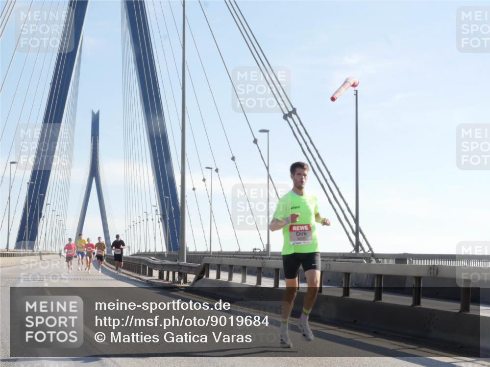 03.10.2025 - Köhlbrandbrückenlauf Matties Gatica Varas http://msf.ph/oto/9019684 03.10.2025 12:19:30 Position 1  meine-sportfotos.de