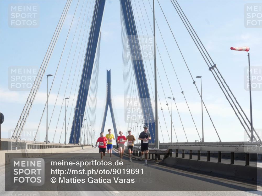 03.10.2025 - Köhlbrandbrückenlauf Matties Gatica Varas http://msf.ph/oto/9019691 03.10.2025 12:19:34 Position 1  meine-sportfotos.de