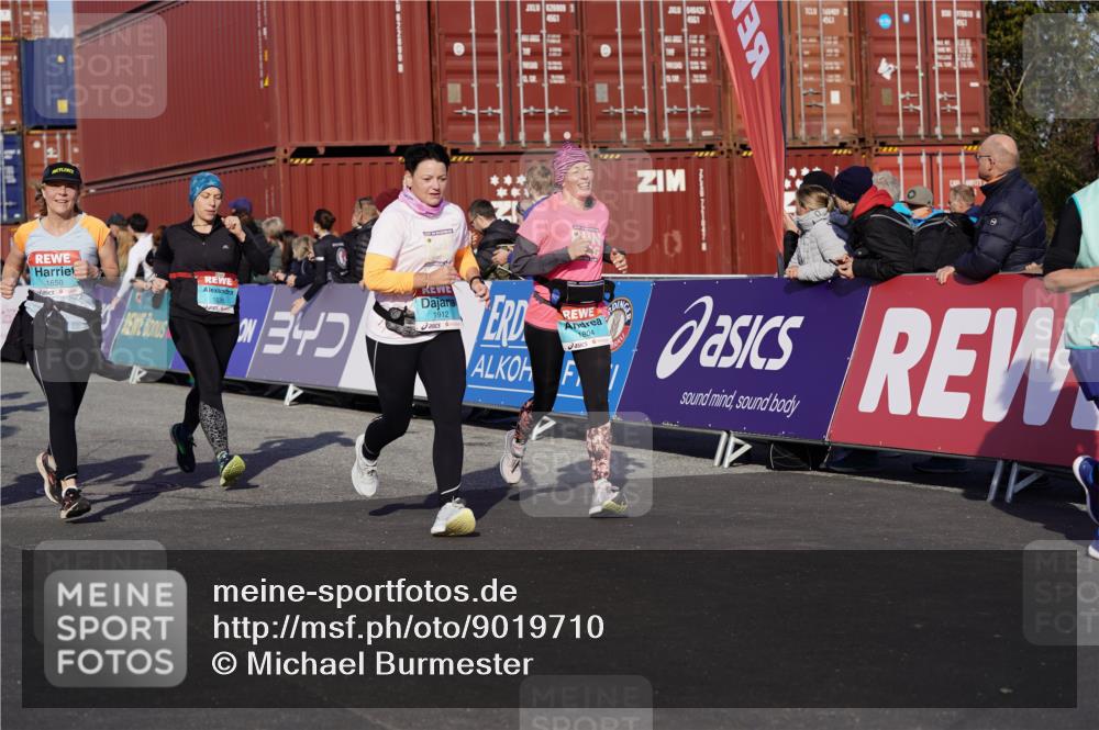 03.10.2025 - Köhlbrandbrückenlauf Michael Burmester http://msf.ph/oto/9019710 03.10.2025 10:20:24 Ziel 1051, 1538, 1615, 1650, 1651, 1804, 1911, 1912, 2424, 2460, 3430, 3635, 3669 meine-sportfotos.de