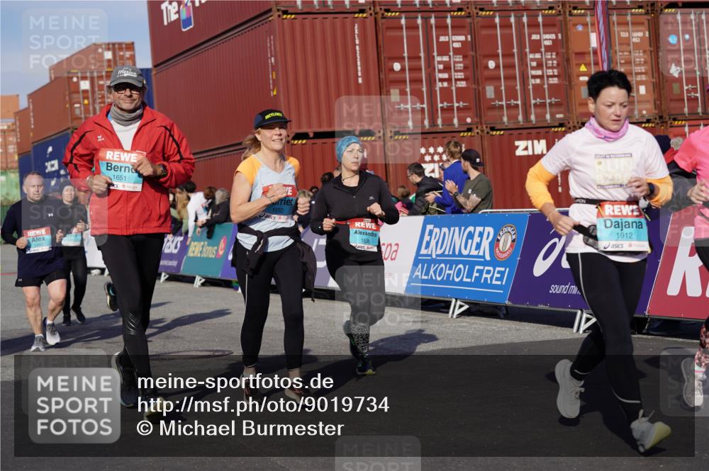 03.10.2025 - Köhlbrandbrückenlauf Michael Burmester http://msf.ph/oto/9019734 03.10.2025 10:20:25 Ziel 1051, 1538, 1650, 1651, 1804, 1911, 1912, 2424, 2460, 2617, 3635, 3669 meine-sportfotos.de