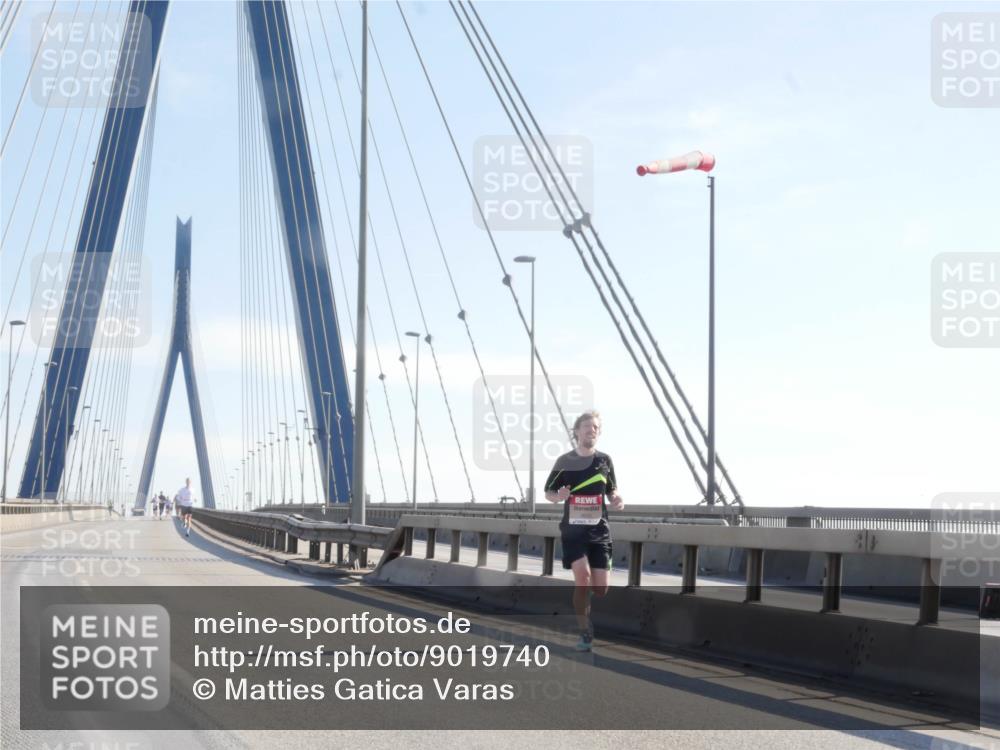 03.10.2025 - Köhlbrandbrückenlauf Matties Gatica Varas http://msf.ph/oto/9019740 03.10.2025 12:19:41 Position 1  meine-sportfotos.de