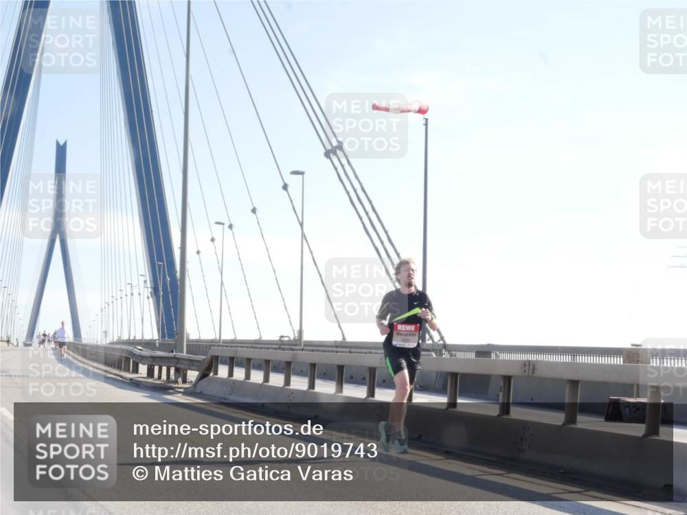 03.10.2025 - Köhlbrandbrückenlauf Matties Gatica Varas http://msf.ph/oto/9019743 03.10.2025 12:19:41 Position 1  meine-sportfotos.de