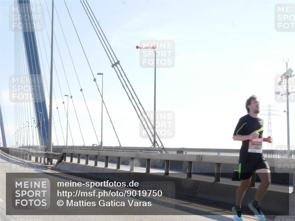 03.10.2025 - Köhlbrandbrückenlauf Matties Gatica Varas http://msf.ph/oto/9019750 03.10.2025 12:19:42 Position 1  meine-sportfotos.de