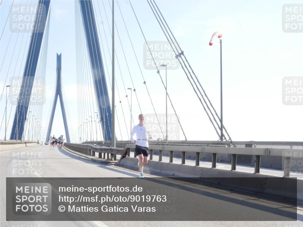 03.10.2025 - Köhlbrandbrückenlauf Matties Gatica Varas http://msf.ph/oto/9019763 03.10.2025 12:19:52 Position 1  meine-sportfotos.de