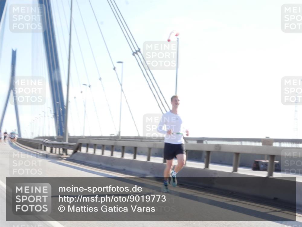 03.10.2025 - Köhlbrandbrückenlauf Matties Gatica Varas http://msf.ph/oto/9019773 03.10.2025 12:19:53 Position 1  meine-sportfotos.de