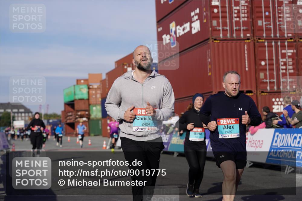03.10.2025 - Köhlbrandbrückenlauf Michael Burmester http://msf.ph/oto/9019775 03.10.2025 10:20:28 Ziel 1051, 1538, 1650, 1651, 1804, 1912, 2023, 2424, 2460, 2617, 3562, 3669 meine-sportfotos.de