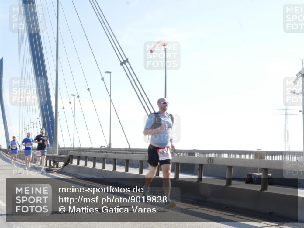 03.10.2025 - Köhlbrandbrückenlauf Matties Gatica Varas http://msf.ph/oto/9019838 03.10.2025 12:20:10 Position 1  meine-sportfotos.de