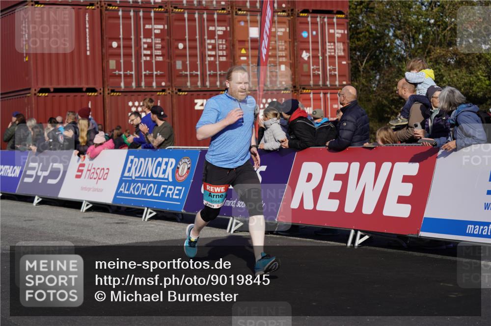 03.10.2025 - Köhlbrandbrückenlauf Michael Burmester http://msf.ph/oto/9019845 03.10.2025 10:20:35 Ziel 1664, 2023, 2617, 3562, 3636, 3783 meine-sportfotos.de