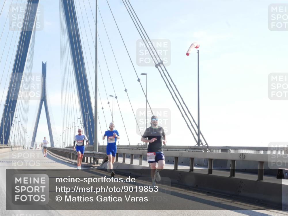 03.10.2025 - Köhlbrandbrückenlauf Matties Gatica Varas http://msf.ph/oto/9019853 03.10.2025 12:20:12 Position 1  meine-sportfotos.de